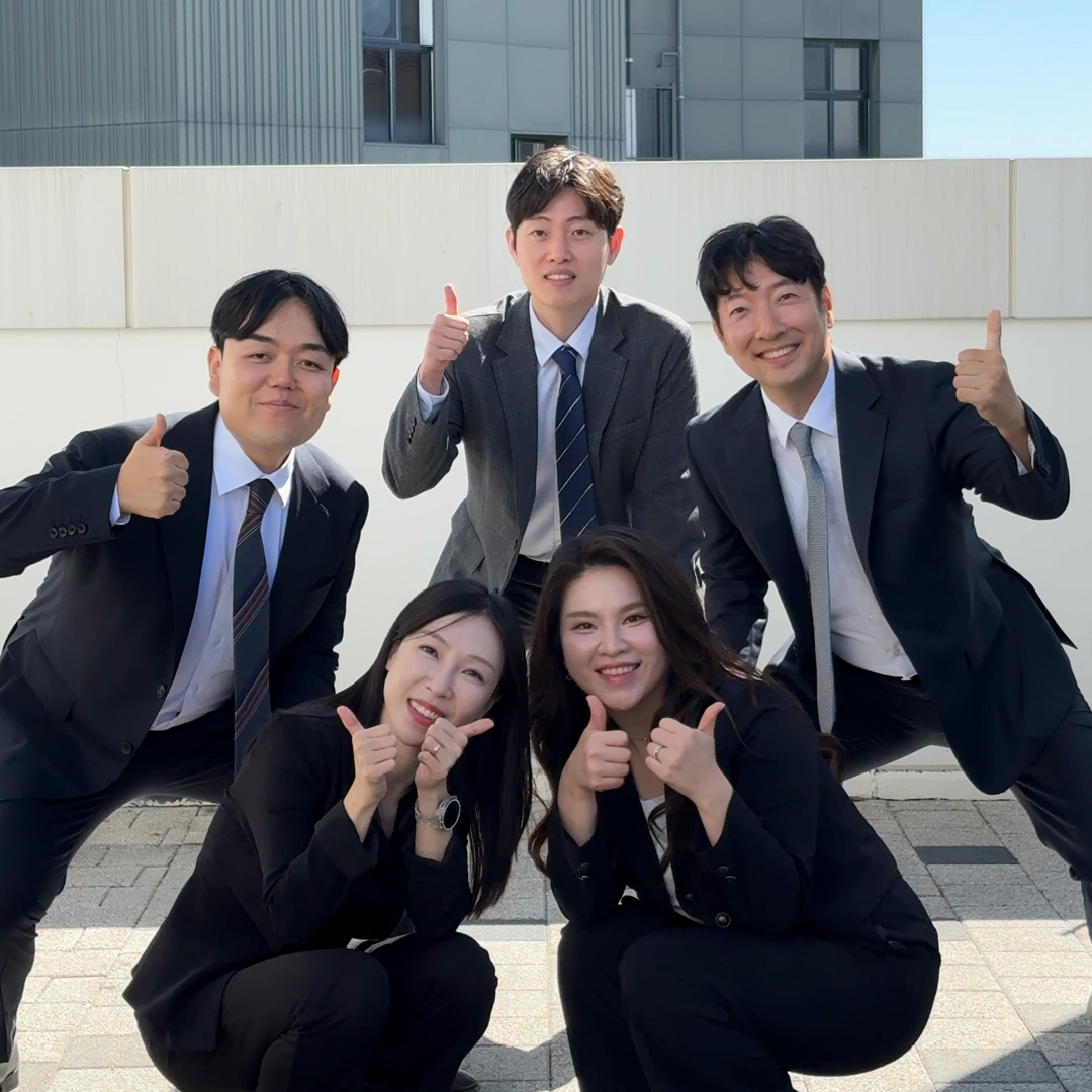 함께 웃고 있는 법인설립파트너스 전문가 다섯 명